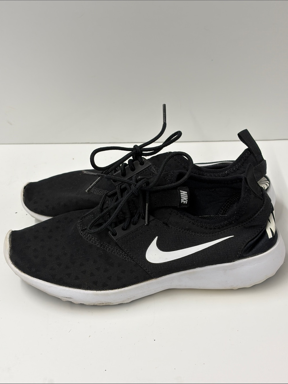 Used Nike Women’s Juvenate Black & White Sneaker Size 7